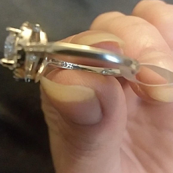 925 Sterling Silver 'Halo' Lab Created Diamond Ring - Picture 2 of 8